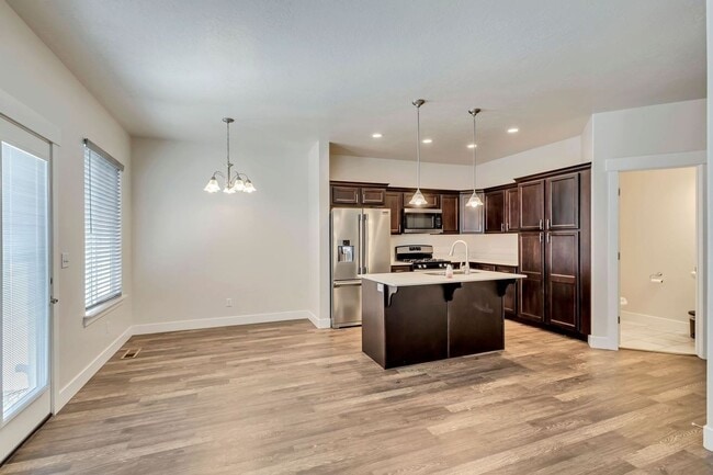 Building Photo - Gorgeous Three Bedroom Townhome; Herriman//