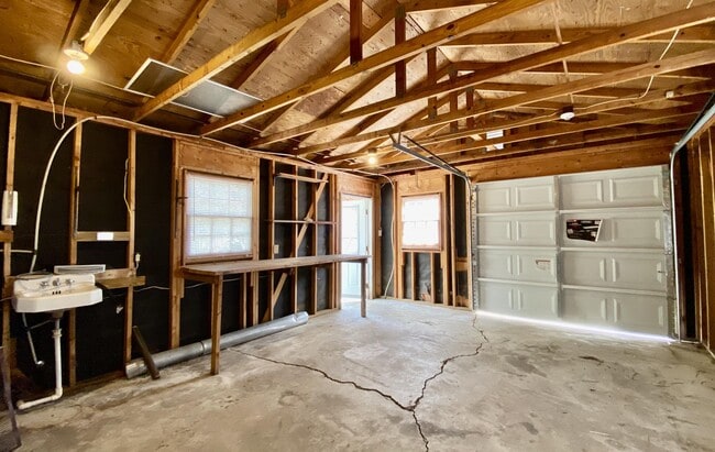 Building Photo - 648 Linfield Dr