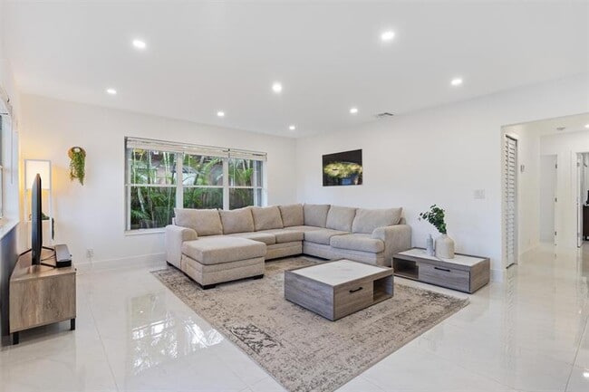 Building Photo - 1409 NE 2nd Ave