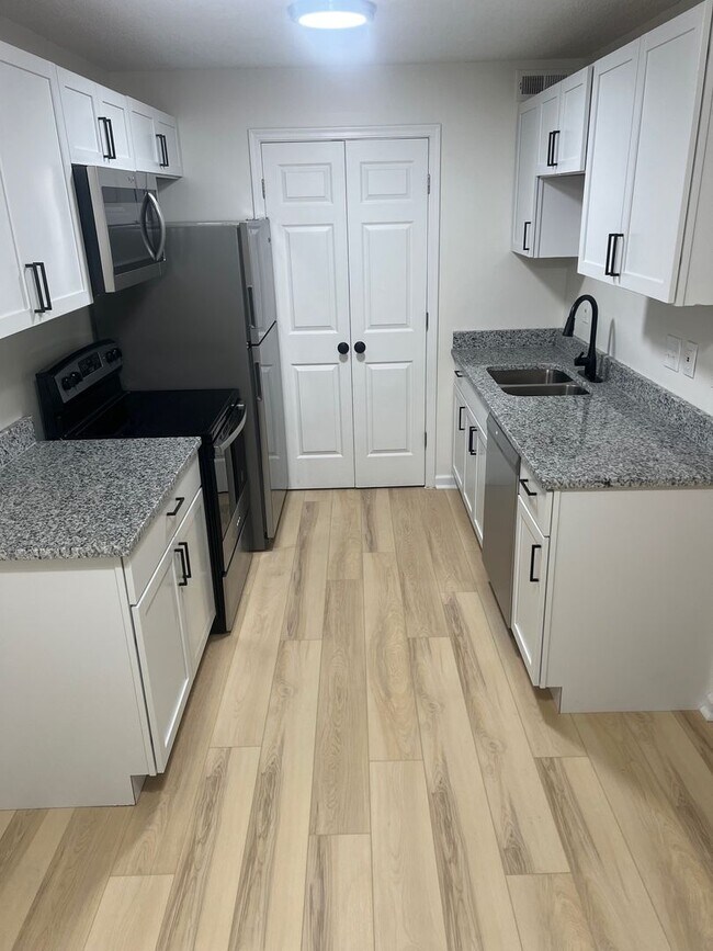 Building Photo - Luxury Two-Bedroom, Stainless Appliances, ...