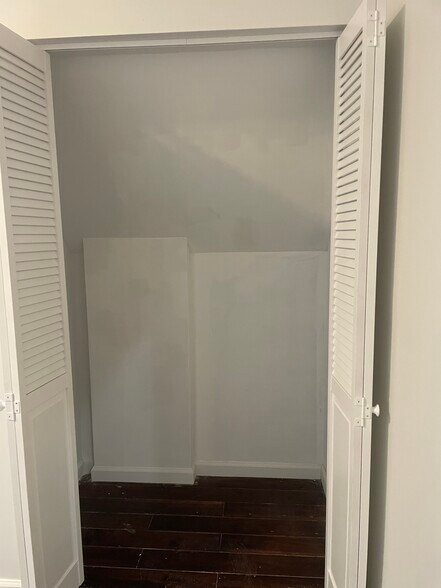 Building Photo - 12 S Lake Ave