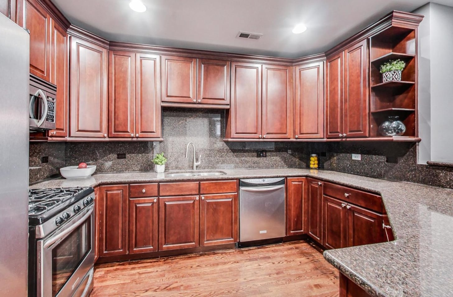 Building Photo - 453 N May St