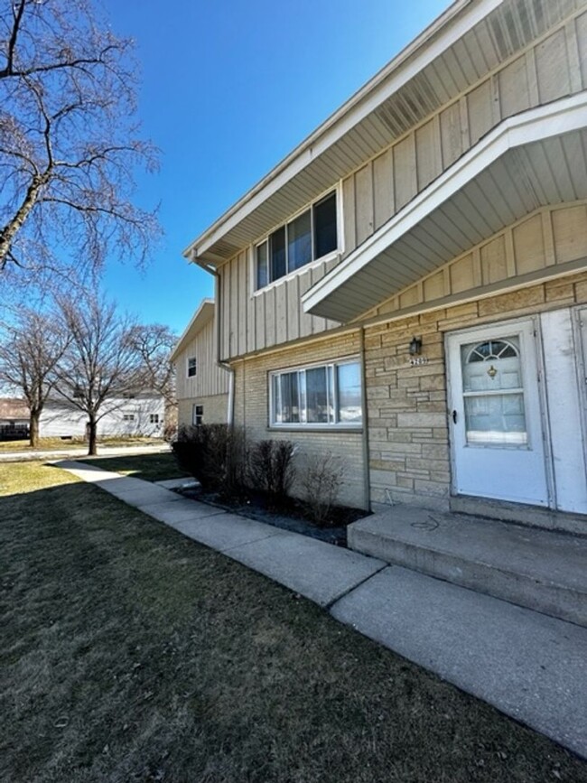 Building Photo - W Good Hope Rd. - Townhouses