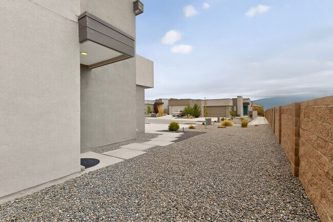 Building Photo - 5603 Linq Ct NE