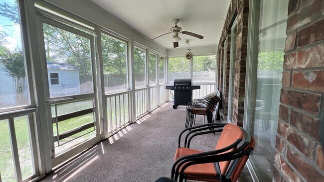 Building Photo - 903 Milroy Dr W