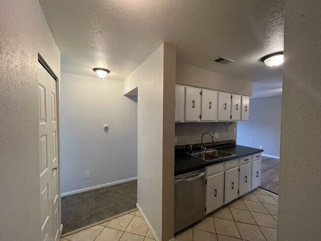 Building Photo - Spacious 2 Bed 1 Bath Condo in Hamden South!