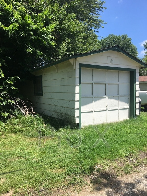 Building Photo - 1004 E 10th St