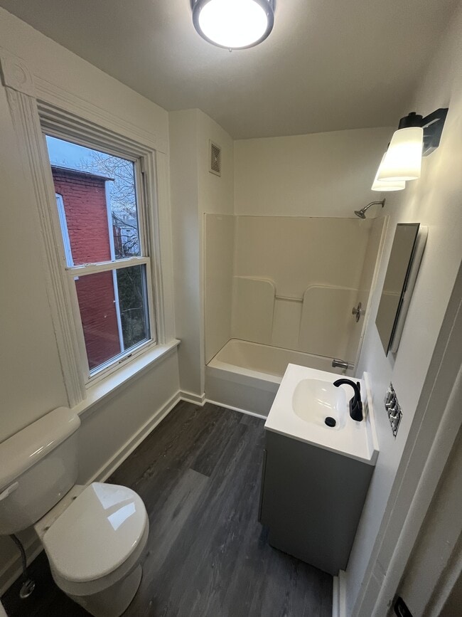 Building Photo - 542 Locust St