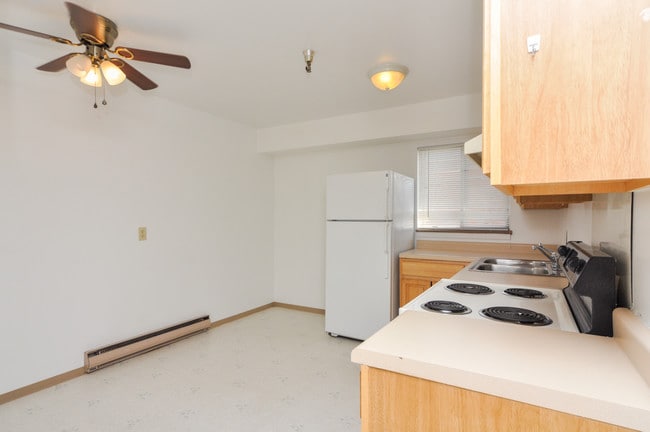 Building Photo - 10029 Kennedy Ave