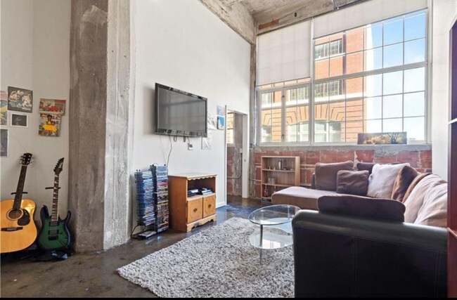 Building Photo - 321 W 7th St