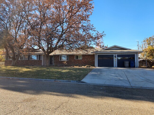 Primary Photo - Large 3 bedroom home!