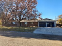 Building Photo - Large 3 bedroom home!