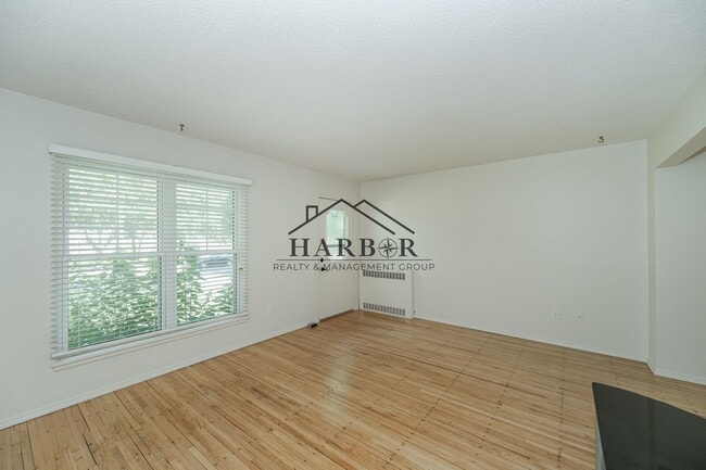 Building Photo - 10th Avenue SE Duplex (OTB 07/31/26)