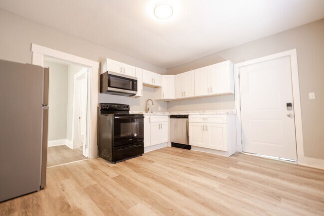 Building Photo - 358 St Clair Ave