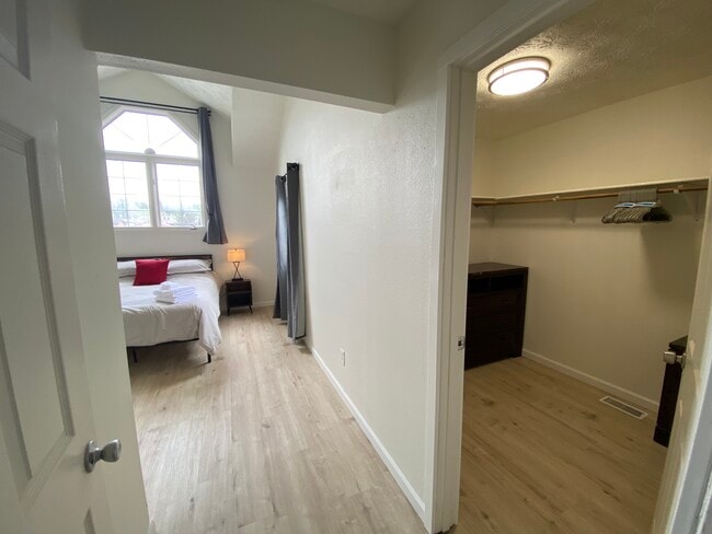Building Photo - 5422 Larkspur Cir