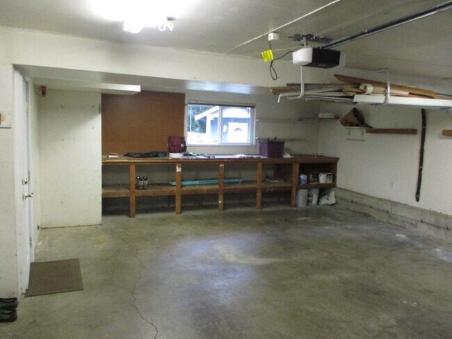 Building Photo - 3 Bedroom + Bonus, 2.5 Bathroom Gig Harbor...