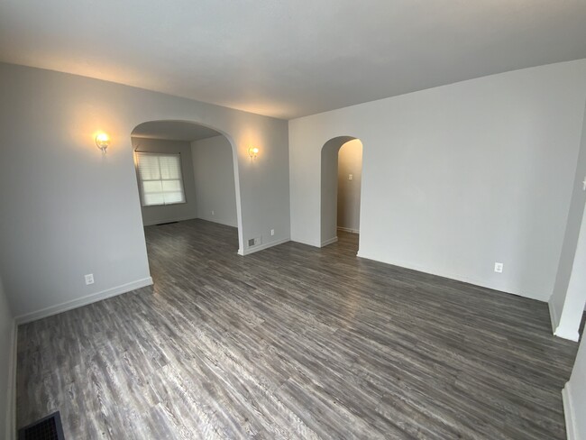 Building Photo - 305 N Bowman Ave