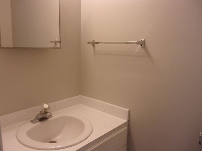 Building Photo - Recently Renovated 2 Bedroom 1 1/2 Bath To...