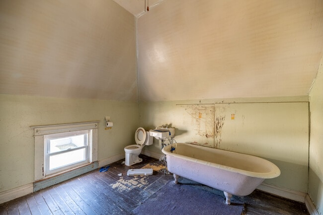 Building Photo - 1827 Gilbert St