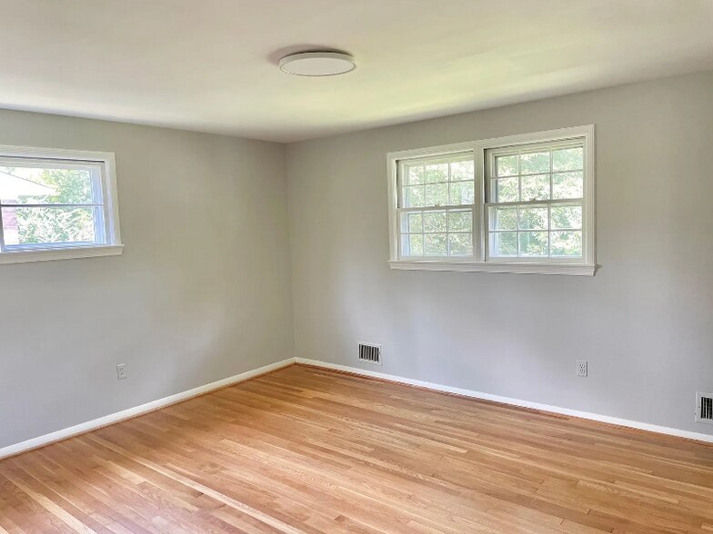 Building Photo - 4907 Elsmere Ave
