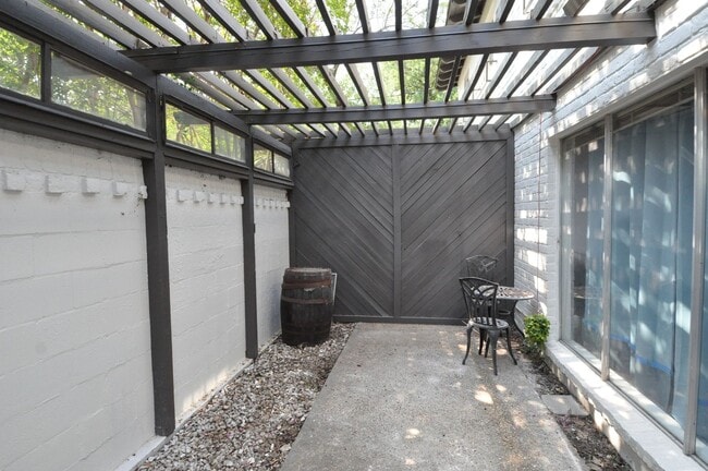 Building Photo - LOCATION! RENOVATED BATHROOM!