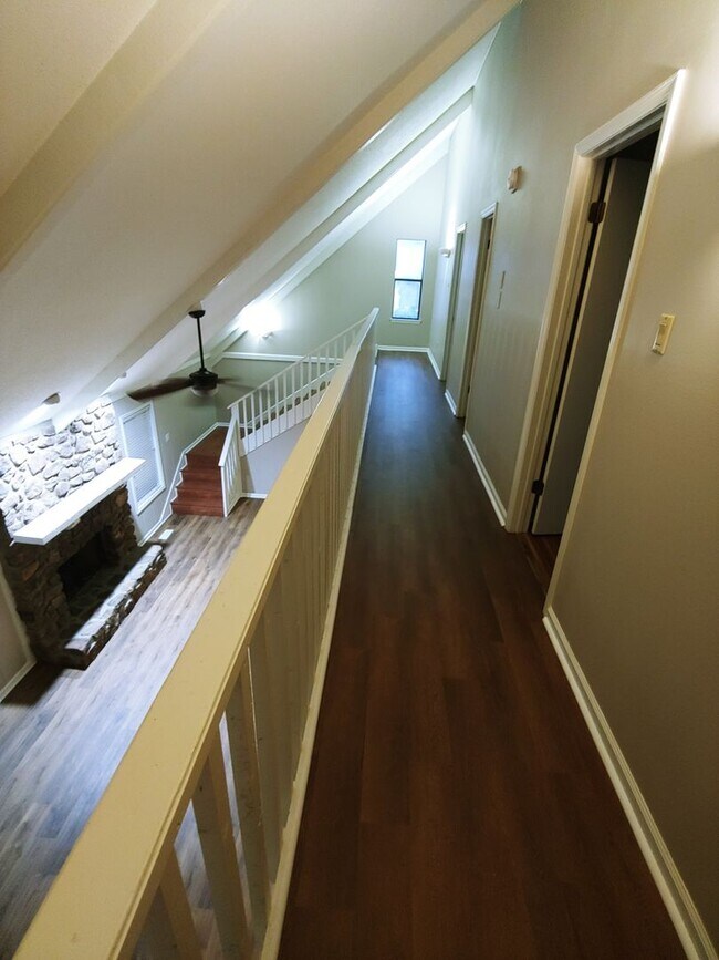 Building Photo - 8 Hickory Ln