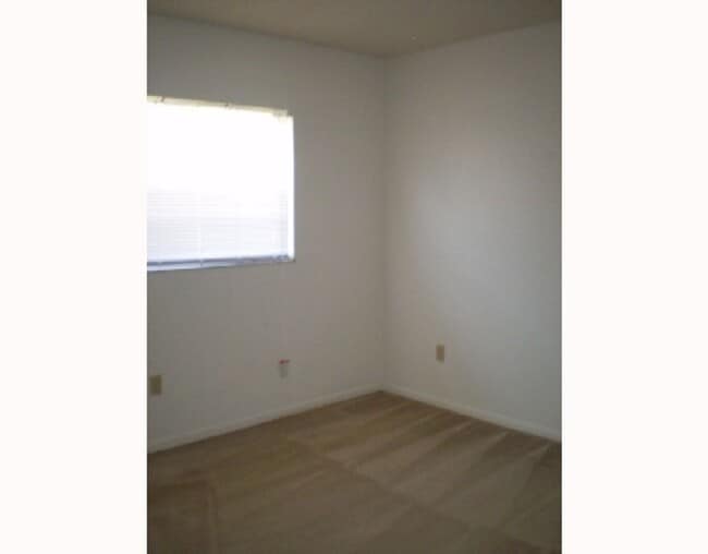 Building Photo - Affordable 3 bedroom 2 bath centrally located