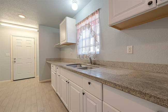 Building Photo - 4813 Pederson St