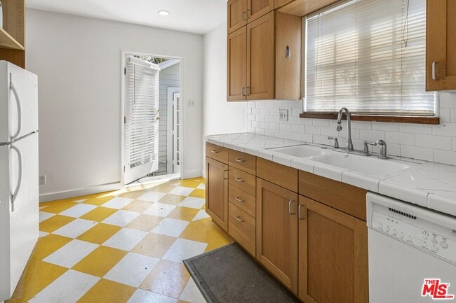 Building Photo - 3860 Goldwyn Terrace