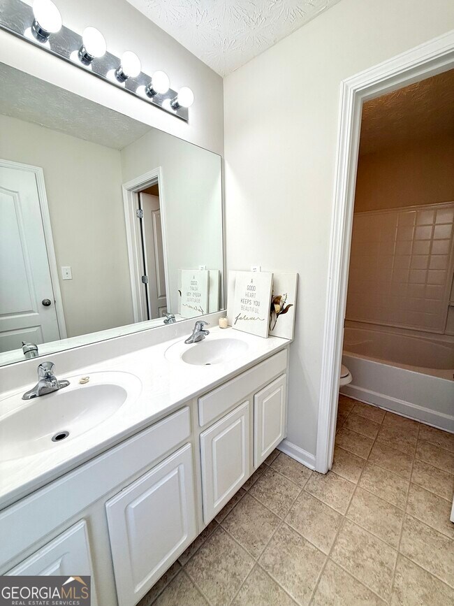 Building Photo - 6327 Ellenwood Dr