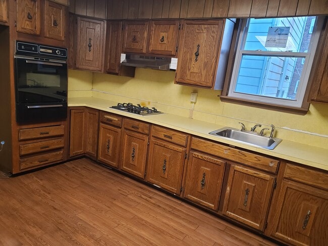 Kitchen - 211 Claremont Ave