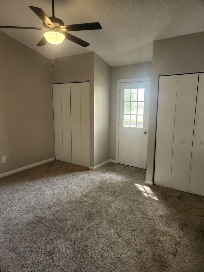 Building Photo - Completely Renovated in 2023 Second Level Condo