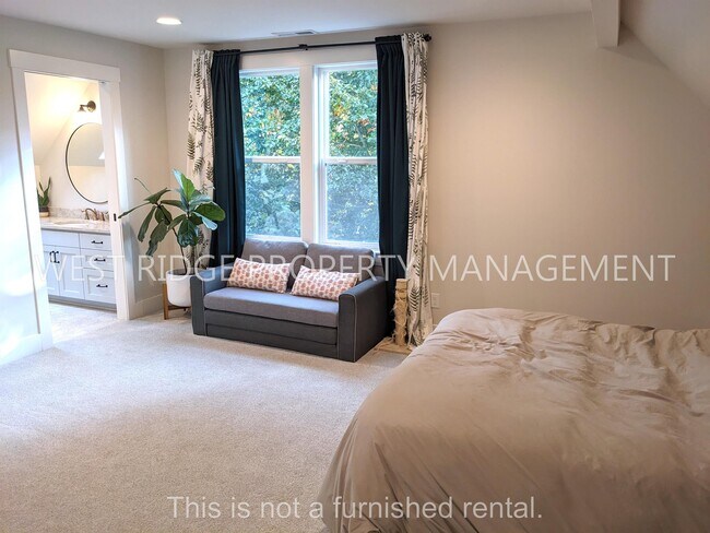 Building Photo - 34 NE Ivy St