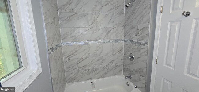 Building Photo - 405 34th St SE