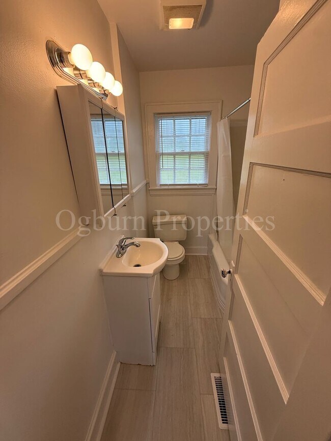 Building Photo - 614 Mulberry St SW