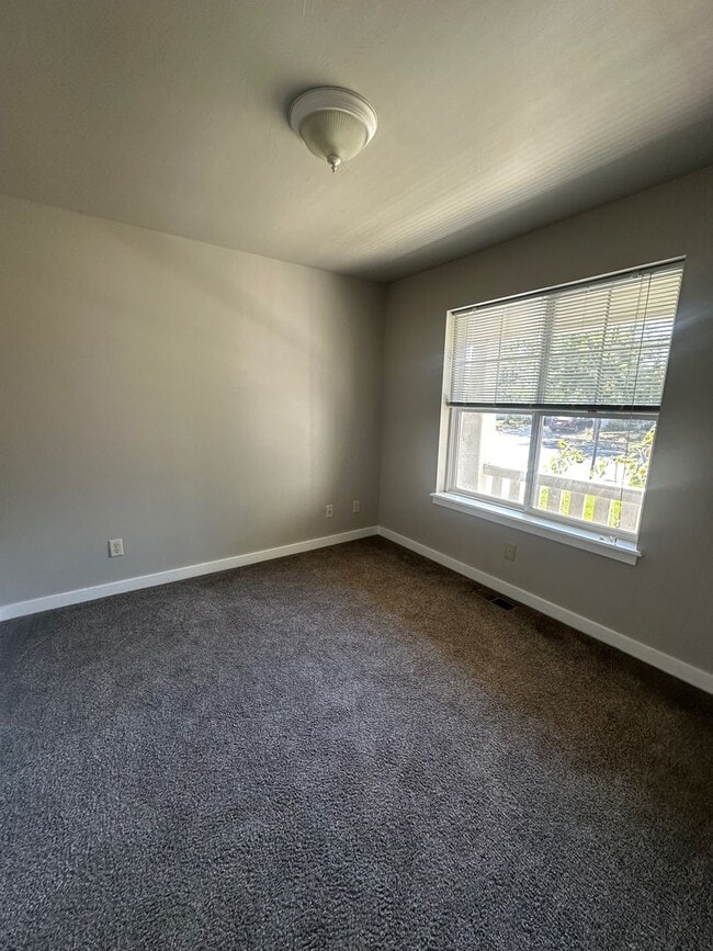Building Photo - Beautiful 3 Bedroom Home- Centrally Locate...