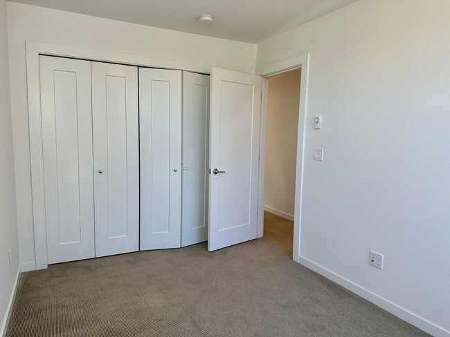 Building Photo - Stunning Central District Townhome