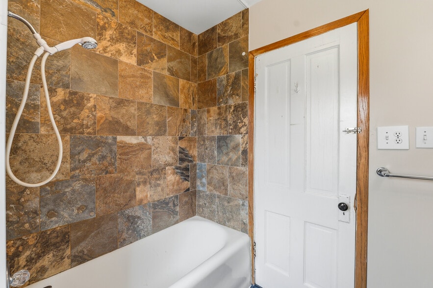 Building Photo - 418 S Spring St