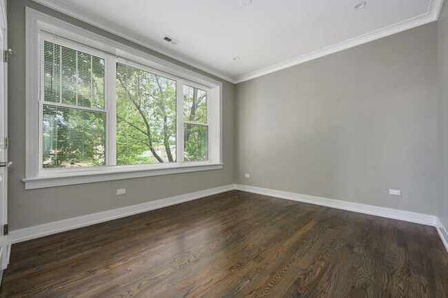 Building Photo - 5801 W Ainslie St
