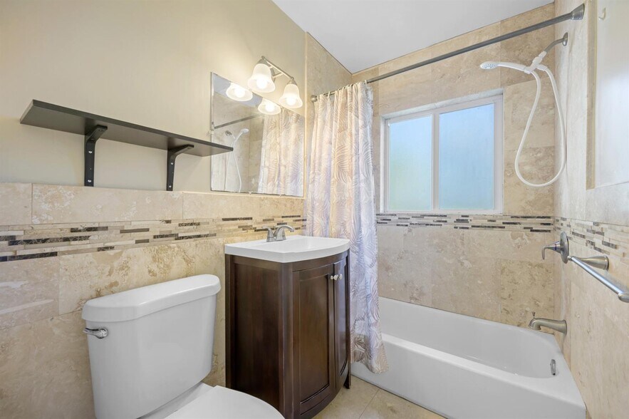 Building Photo - 1535 Plunkett St