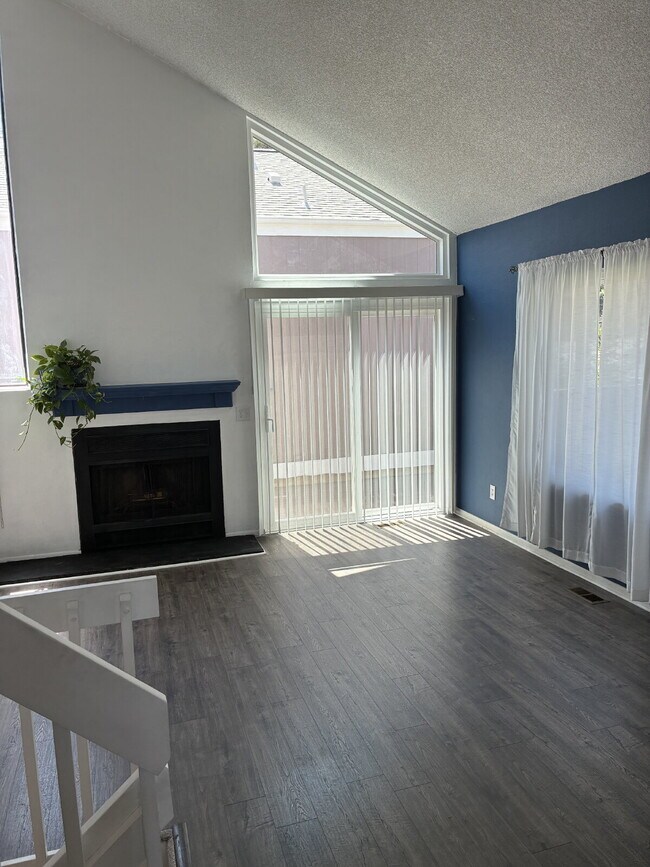 Building Photo - Beautiful Townhome - 4 Bedrooms 3 Bathroom with 2 Additional Bonus Rooms!