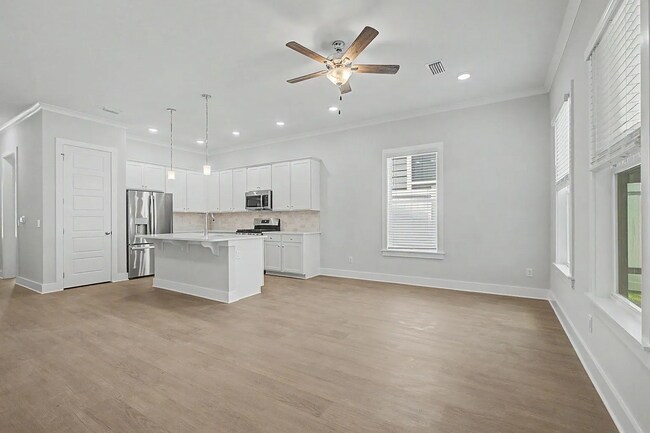 Building Photo - 3065 Four Oaks Blvd