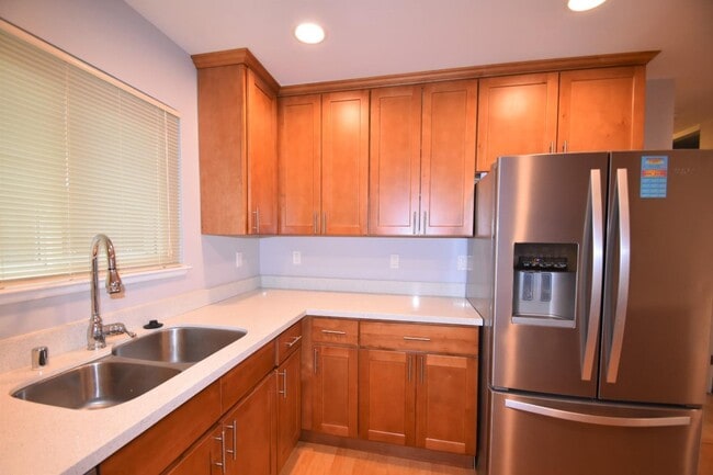 Building Photo - 2070 Sierra Wood Dr