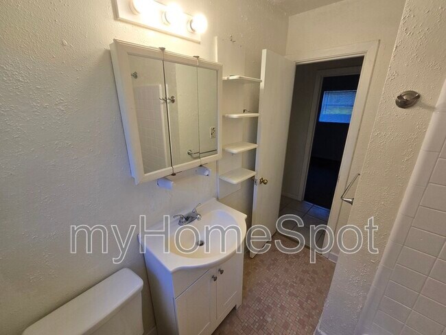 Building Photo - 916 Twinbrook Ave