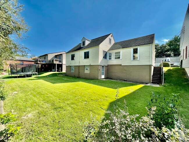 Building Photo - 613 Hickory Dr