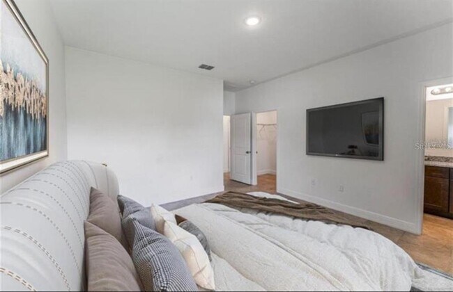 Building Photo - 799 W Country Club Blvd