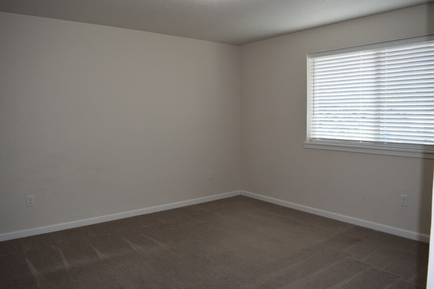 Building Photo - 836 SE Linden Ct