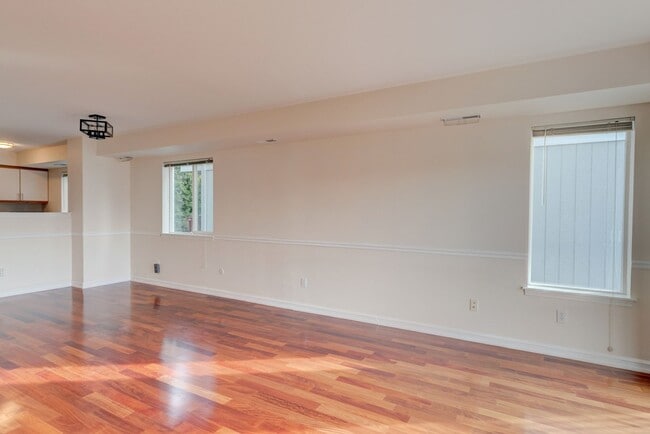 Building Photo - 2 Bedroom, 2.5 Bath Condo in Madrona Heights