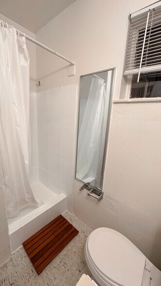 Building Photo - 4640 Clairemont Dr