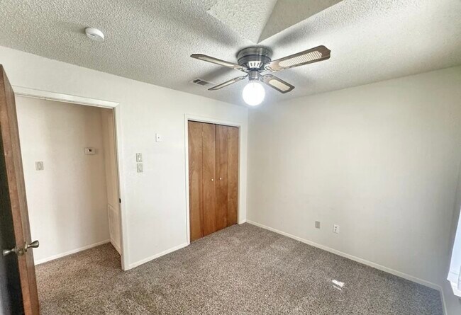 Building Photo - 1291 Edgewater Falls